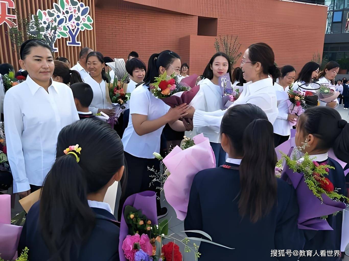 教师节，别人家学校发现金红包，自家学校学师德文件，学不来！