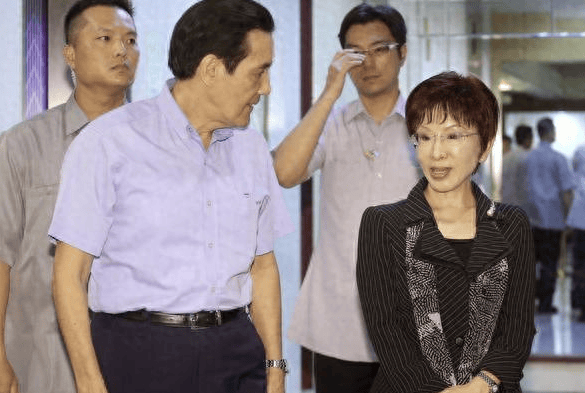 台关键人物直飞北京，赖清德不想打仗？美军航母重返南海，关键时刻，辽宁舰也动身了