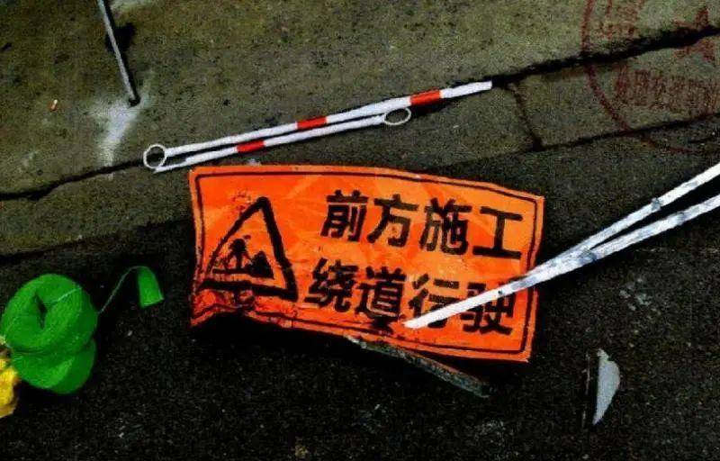 上海一男子开车时被一辆红色车辆吸引，伸手找手机想与朋友确认，丝毫未减速撞飞2人致死，被判刑