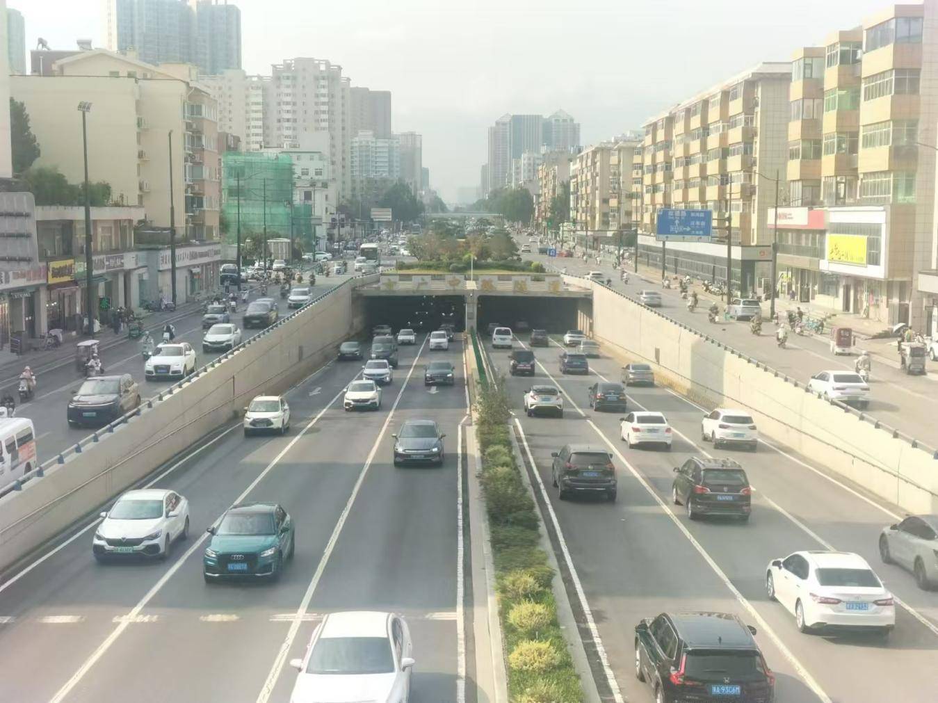 雨后放晴，郑州市区交通秩序已恢复正常